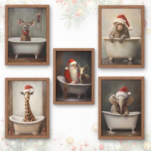 Pode incluir: Conjunto de cinco ilustra&ccedil;&otilde;es emolduradas com v&aacute;rios animais usando chap&eacute;us de Papai Noel e tomando banho em uma banheira branca. Os animais incluem um veado, um macaco, uma girafa, uma cabra e um elefante.