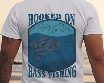 Eingehakt auf Bass Fischen Shirt, Angeln Geschenke für Männer, Forellenbarsch Angler Tshirt, Weihnachtsgeschenk für Fischer, Papa Geschenk Weihnachtsideen