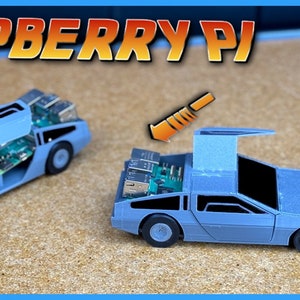 Puede incluir: Dos coches modelo DeLorean grises, impresos en 3D, con el techo abierto, revelando un ordenador Raspberry Pi en el interior. El texto "RASPBERRY PI" está en la esquina superior izquierda de la imagen.