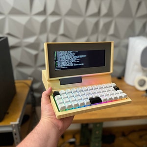 Kit de computadora portátil Raspberry Pi Zero de inspiración retro: archivos STL imprimibles en 3D, instrucciones detalladas y lista de materiales para una computadora portátil de bricolaje