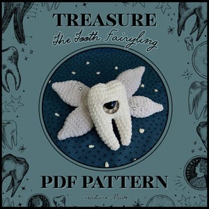 Può includere: Una creatura all'uncinetto a forma di dente con ali grigio chiaro decorate con piccole perline argentate e un occhio scuro. Il testo recita TREASURE The Tooth Fairyling PDF PATTERN Creature Made, circondato da illustrazioni di denti su sfondo blu.