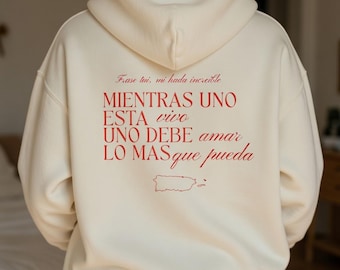Mientras uno está vivo Felpa con cappuccio / frase spagnola, illustrazione di un piccolo orso