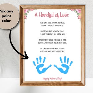 Peut inclure: Une carte imprimable pour la f&ecirc;te des m&egrave;res avec un po&egrave;me sur l'empreinte de la main d'un enfant. Le po&egrave;me dit "Voici ma main, si petite et si fine pour dire 'Je t'aime,' plus que tout." La carte comprend deux empreintes de mains bleues et le texte "Joyeuse f&ecirc;te des m&egrave;res !"