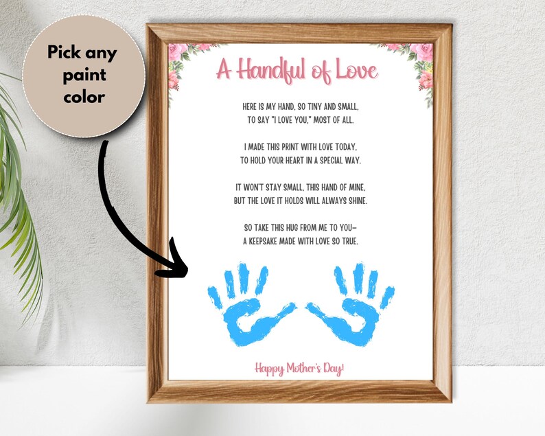 Peut inclure: Une carte imprimable pour la f&ecirc;te des m&egrave;res avec un po&egrave;me sur l'empreinte de la main d'un enfant. Le po&egrave;me dit "Voici ma main, si petite et si fine pour dire 'Je t'aime,' plus que tout." La carte comprend deux empreintes de mains bleues et le texte "Joyeuse f&ecirc;te des m&egrave;res !"