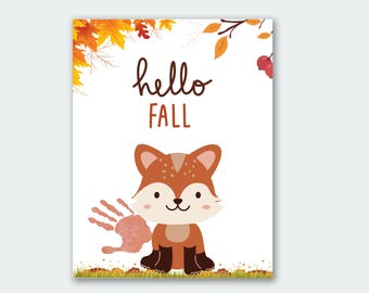Puede incluir: Ilustración caprichosa con un zorro de dibujos animados, una huella de mano y las palabras "hello FALL". El zorro es marrón con detalles blancos, sentado sobre hojas. Hojas de otoño y bayas adornan las esquinas superiores.