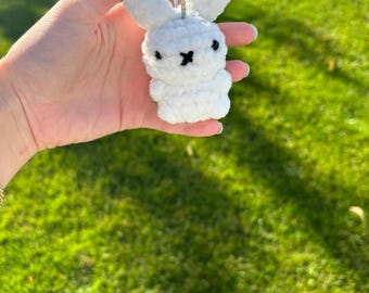 かぎ針編みの白いウサギのキーホルダー：手作りの編みぐるみぬいぐるみ
