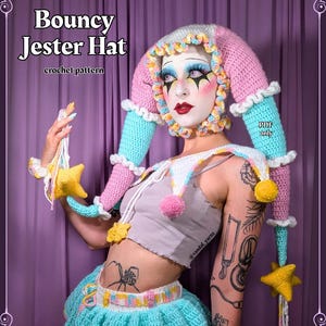 Könnte beinhalten: Ein gehäkelter Narrenhut mit rosa und hellblauen Abschnitten, weißem Rüschenbesatz und gelben Sternakzenten. Der Text Bouncy Jester Hat crochet pattern und PDF only ist sichtbar. Das Set enthält einen passenden hellblauen Häkelrock.