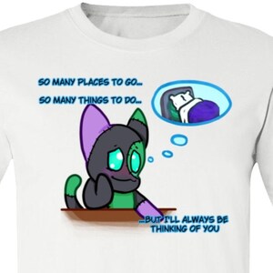 Pode incluir: Um gato de desenho animado verde e roxo com costuras costuradas está sentado em uma mesa e pensando em uma cama com um travesseiro branco e um cobertor roxo. O gato está pensando em ir dormir. O texto na camiseta diz "SO MANY PLACES TO GO... SO MANY THINGS TO DO... BUT I'LL ALWAYS BE THINKING OF YOU."