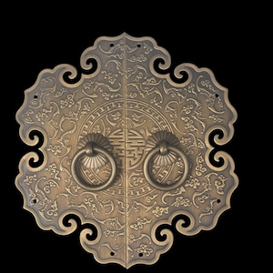 Pode incluir: Ferragens de porta de latão antigo ornamentadas com duas puxadores de anel. As ferragens apresentam padrões gravados intrincados e um design central com um símbolo. A forma geral é um design floral estilizado.