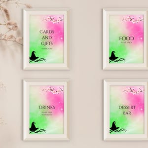 Pode incluir: Quatro molduras brancas com fundos de aquarela rosa e verde e silhuetas de chapéus de bruxa pretos. As molduras têm o texto "Cartões e presentes", "Comida", "Bebidas" e "Barra de sobremesas".
