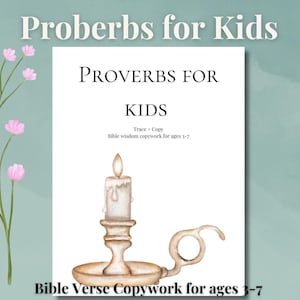 Può includere: Una pagina bianca con il titolo "Proverbi per bambini" e un'illustrazione di una candela. Il testo "Bible Verse Copywork for ages 3-7" è in basso. Un rametto di fiori rosa è a sinistra.