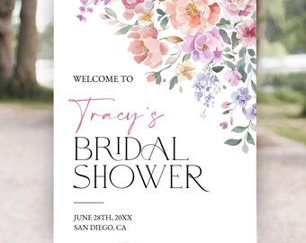 Può includere: Un cartello bianco su un cavalletto nero, decorato con fiori ad acquerello rosa, pesca e viola. Il cartello recita "Benvenuti al Bridal Shower di Tracy" con la data e il luogo sottostanti. Rose bianche e verde decorano il cavalletto.