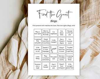 Puede incluir: Una tarjeta de bingo imprimible en blanco y negro con el título "Find the Guest Bingo". La tarjeta tiene 25 casillas con diferentes indicaciones para encontrar un invitado que coincida con la descripción. Por ejemplo, "Juega a un deporte de equipo", "Fue a la escuela con la novia", "Es vegetariano", "Sabe bailar salsa", "Se casó el año pasado".