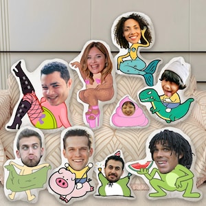 Peut inclure: Une collection de coussins décoratifs fantaisistes, imprimés sur mesure, représentant divers personnages de dessins animés avec des visages humains. Les coussins présentent une variété de motifs, dont une sirène, un dinosaure, un cochon et une grenouille, tous avec des expressions uniques et humoristiques.