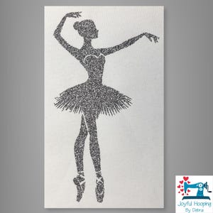 Könnte beinhalten: Eine schwarze, glitzernde Silhouette einer Ballerina in Tanzpose auf weißem Hintergrund. Die Figur zeigt ein detailliertes Tutu und Spitzenschuhe, die aus einem strukturierten, funkelnden Material bestehen, das sich von der Oberfläche abhebt.