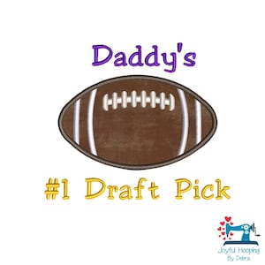 Puede incluir: Diseño bordado de un balón de fútbol americano marrón con detalles blancos, el texto "Daddy's" en morado y "#1 Draft Pick" en dorado. Sobre un fondo blanco.