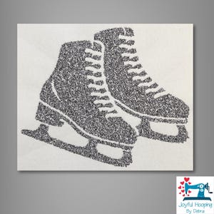 Puede incluir: Un diseño bordado en blanco y negro que muestra un par de patines de hielo con cordones y cuchillas detallados. La obra está realizada con un patrón de puntadas denso y texturizado sobre tela blanca. El texto Joyful Hooping by Debra es visible.