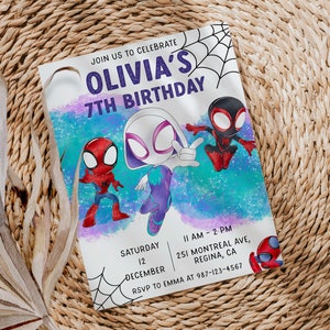 Puede incluir: Una invitaci&oacute;n colorida para una fiesta de cumplea&ntilde;os de 7 a&ntilde;os con un dise&ntilde;o de telara&ntilde;a. La invitaci&oacute;n presenta una imagen de dibujos animados de Spider-Gwen, Spider-Man y otro personaje con tem&aacute;tica de ara&ntilde;a. El texto de la invitaci&oacute;n dice "&Uacute;nete a nosotros para celebrar el 7&ordm; cumplea&ntilde;os de Olivia". La invitaci&oacute;n tambi&eacute;n incluye la fecha, la hora y el lugar de la fiesta, as&iacute; como un contacto para RSVP.
