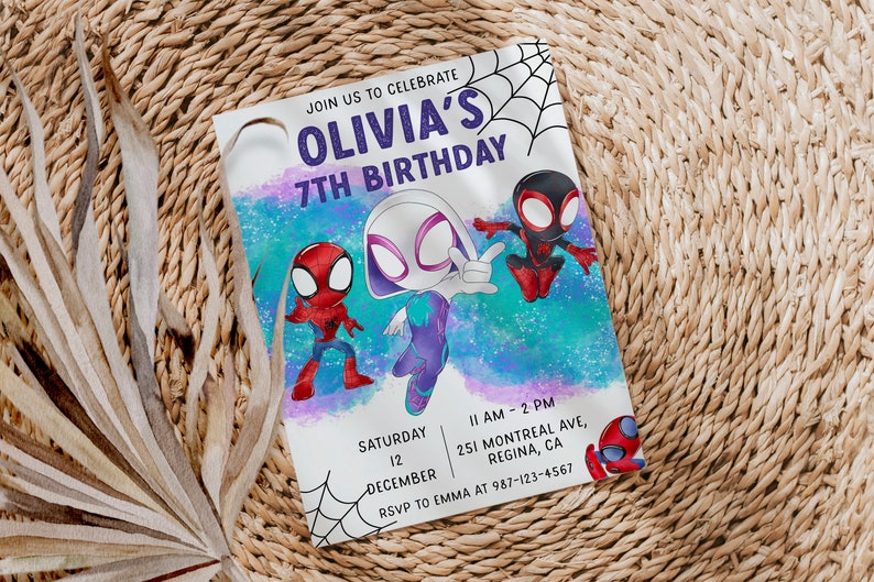 Puede incluir: Una invitaci&oacute;n colorida para una fiesta de cumplea&ntilde;os de 7 a&ntilde;os con un dise&ntilde;o de telara&ntilde;a. La invitaci&oacute;n presenta una imagen de dibujos animados de Spider-Gwen, Spider-Man y otro personaje con tem&aacute;tica de ara&ntilde;a. El texto de la invitaci&oacute;n dice "&Uacute;nete a nosotros para celebrar el 7&ordm; cumplea&ntilde;os de Olivia". La invitaci&oacute;n tambi&eacute;n incluye la fecha, la hora y el lugar de la fiesta, as&iacute; como un contacto para RSVP.