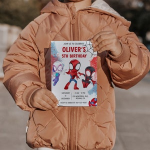 Puede incluir: Una invitaci&oacute;n colorida a una fiesta de cumplea&ntilde;os con tres personajes de Spider-Man de dibujos animados. La invitaci&oacute;n es para el 5&ordm; cumplea&ntilde;os de Oliver e incluye la fecha, la hora, el lugar y la informaci&oacute;n de RSVP.