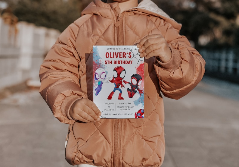 Puede incluir: Una invitaci&oacute;n colorida a una fiesta de cumplea&ntilde;os con tres personajes de Spider-Man de dibujos animados. La invitaci&oacute;n es para el 5&ordm; cumplea&ntilde;os de Oliver e incluye la fecha, la hora, el lugar y la informaci&oacute;n de RSVP.