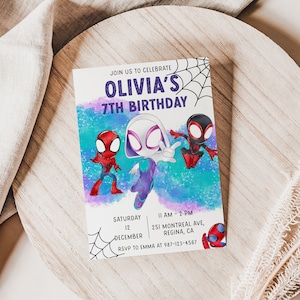 Puede incluir: Una invitaci&oacute;n colorida para una fiesta de cumplea&ntilde;os n&uacute;mero 7 con una imagen de dibujos animados de Spider-Gwen y otros dos personajes de Spider-Man. La invitaci&oacute;n incluye el texto "&Uacute;nete a nosotros para celebrar el 7&ordm; cumplea&ntilde;os de Olivia", la fecha y hora de la fiesta, la direcci&oacute;n y la informaci&oacute;n de RSVP.