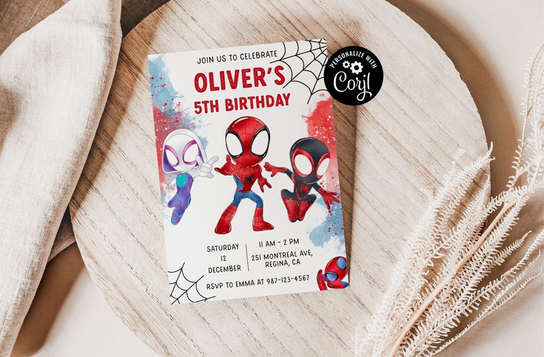 Puede incluir: Una invitaci&oacute;n imprimible para una fiesta de cumplea&ntilde;os de 5 a&ntilde;os con tem&aacute;tica de Spiderman. La invitaci&oacute;n tiene un fondo de acuarela rojo, azul y blanco con tres personajes de Spiderman. El texto de la invitaci&oacute;n dice "&Uacute;nete a nosotros para celebrar el 5&ordm; cumplea&ntilde;os de Oliver".
