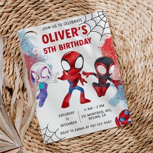Puede incluir: Una invitaci&oacute;n blanca con acentos de acuarela roja y azul. Presenta tres personajes de Spider-Man de dibujos animados y el texto "JOIN US TO CELEBRATE OLIVER'S 5TH BIRTHDAY", "SATURDAY 12 DECEMBER", "11 AM - 2 PM", "251 MONTREAL AVE, REGINA, CA" y "RSVP TO EMMA AT 987-123-4567".