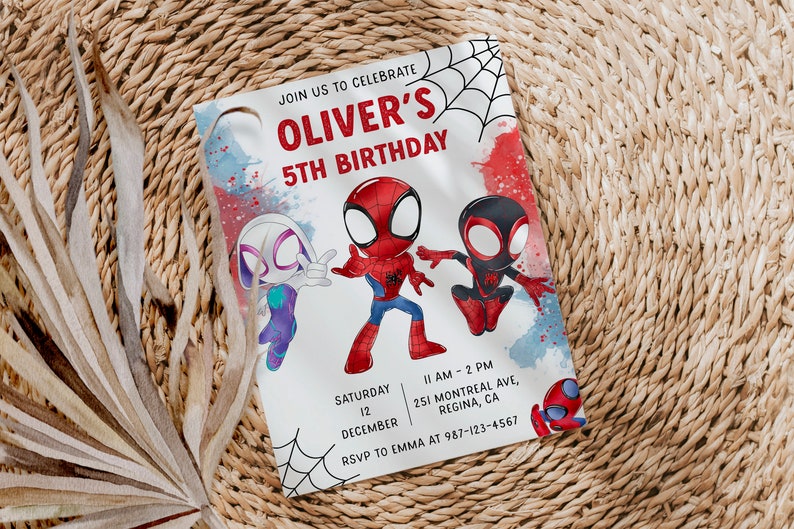 Puede incluir: Una invitaci&oacute;n blanca con acentos de acuarela roja y azul. Presenta tres personajes de Spider-Man de dibujos animados y el texto "JOIN US TO CELEBRATE OLIVER'S 5TH BIRTHDAY", "SATURDAY 12 DECEMBER", "11 AM - 2 PM", "251 MONTREAL AVE, REGINA, CA" y "RSVP TO EMMA AT 987-123-4567".