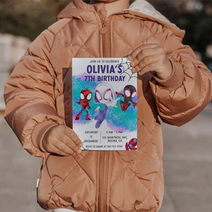 Puede incluir: Una invitaci&oacute;n colorida para una fiesta de cumplea&ntilde;os n&uacute;mero 7 con una imagen de dibujos animados de Spider-Man y Spider-Gwen. La invitaci&oacute;n incluye el texto "&Uacute;nete a nosotros para celebrar el 7&ordm; cumplea&ntilde;os de Olivia" y detalles sobre la fiesta, incluida la fecha, la hora y la ubicaci&oacute;n.