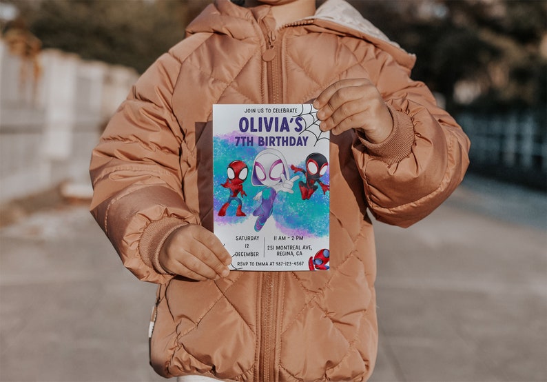 Puede incluir: Una invitaci&oacute;n colorida para una fiesta de cumplea&ntilde;os n&uacute;mero 7 con una imagen de dibujos animados de Spider-Man y Spider-Gwen. La invitaci&oacute;n incluye el texto "&Uacute;nete a nosotros para celebrar el 7&ordm; cumplea&ntilde;os de Olivia" y detalles sobre la fiesta, incluida la fecha, la hora y la ubicaci&oacute;n.