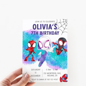 Puede incluir: Una invitaci&oacute;n colorida para una fiesta de cumplea&ntilde;os n&uacute;mero 7 con una imagen de dibujos animados de Spider-Man, Spider-Gwen y un Spider-Man negro y rojo. La invitaci&oacute;n incluye el texto "Join us to celebrate Olivia's 7th Birthday", "Saturday, December 12, 11 AM - 2 PM", "251 Montreal Ave, Regina, CA", y "RSVP to Emma at 987-123-4567".