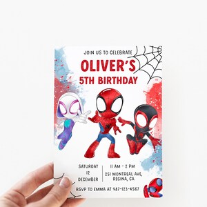 Puede incluir: Una invitaci&oacute;n de cumplea&ntilde;os roja, azul y blanca con un dise&ntilde;o de telara&ntilde;a. La invitaci&oacute;n presenta tres personajes de Spider-Man de dibujos animados y el texto "JOIN US TO CELEBRATE OLIVER'S 5TH BIRTHDAY. SATURDAY 12 DECEMBER II AM - 2 PM 251 MONTREAL AVE, REGINA, CA RSVP TO EMMA AT 987-123-4567"