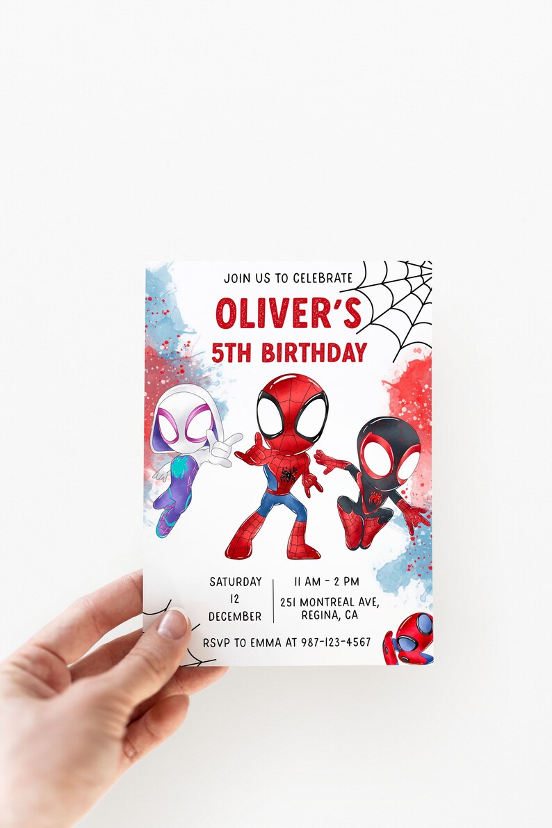 Puede incluir: Una invitaci&oacute;n de cumplea&ntilde;os roja, azul y blanca con un dise&ntilde;o de telara&ntilde;a. La invitaci&oacute;n presenta tres personajes de Spider-Man de dibujos animados y el texto "JOIN US TO CELEBRATE OLIVER'S 5TH BIRTHDAY. SATURDAY 12 DECEMBER II AM - 2 PM 251 MONTREAL AVE, REGINA, CA RSVP TO EMMA AT 987-123-4567"