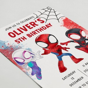 Puede incluir: Una invitaci&oacute;n de cumplea&ntilde;os colorida con un personaje de dibujos animados de Spider-Man en rojo, negro y blanco. La invitaci&oacute;n dice "&Uacute;nete a nosotros para celebrar el 5&ordm; cumplea&ntilde;os de Oliver" e incluye la fecha y la hora de la fiesta.