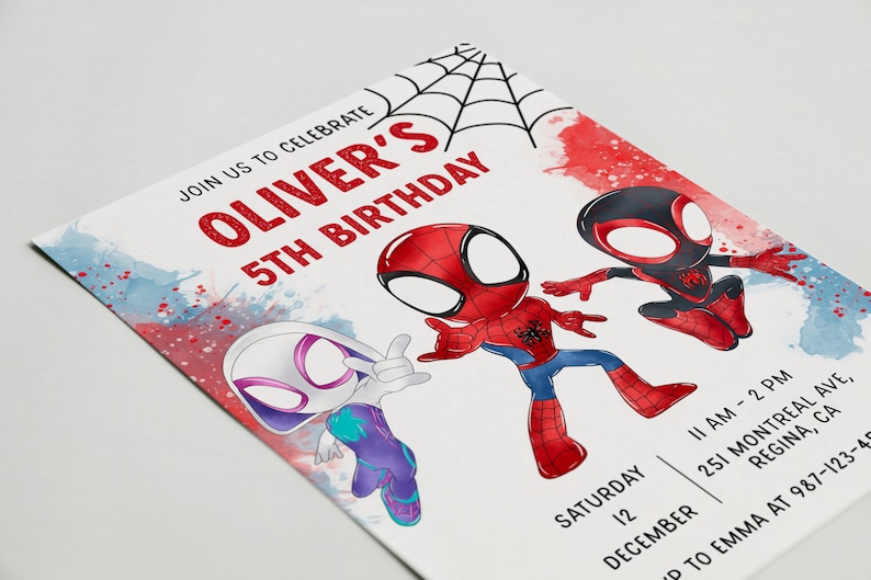 Puede incluir: Una invitaci&oacute;n de cumplea&ntilde;os colorida con un personaje de dibujos animados de Spider-Man en rojo, negro y blanco. La invitaci&oacute;n dice "&Uacute;nete a nosotros para celebrar el 5&ordm; cumplea&ntilde;os de Oliver" e incluye la fecha y la hora de la fiesta.