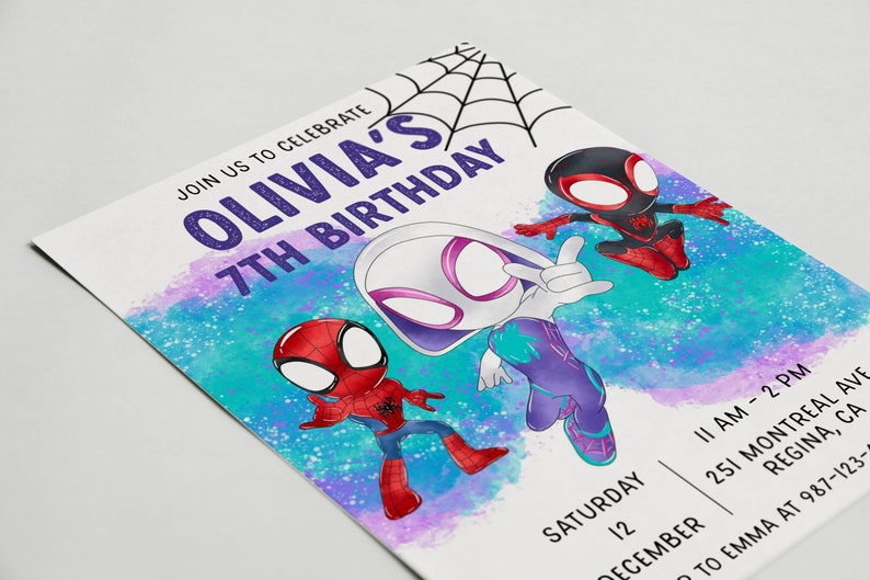 Puede incluir: Una invitaci&oacute;n de cumplea&ntilde;os colorida con un fondo de acuarela con brillo y una telara&ntilde;a. La invitaci&oacute;n presenta tres personajes de dibujos animados: Spider-Man, Spider-Gwen y Miles Morales. El texto de la invitaci&oacute;n dice "&Uacute;nete a nosotros para celebrar el s&eacute;ptimo cumplea&ntilde;os de Olivia, s&aacute;bado 12 de diciembre, de 11 a. m. a 2 p. m., 251 Montreal Ave, Regina, CA, Contacta a Emma al 987-123-."