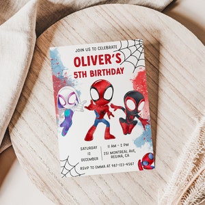 Puede incluir: Una invitaci&oacute;n de cumplea&ntilde;os colorida con un dise&ntilde;o de telara&ntilde;a. Presenta tres personajes de Spider-Man de dibujos animados y el texto "JOIN US TO CELEBRATE OLIVER'S 5TH BIRTHDAY. SATURDAY 12 DECEMBER 11 AM - 2 PM 251 MONTREAL AVE, REGINA, CA RSVP TO EMMA AT 987-123-4567"