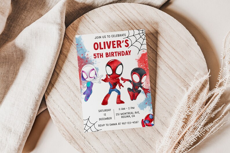Puede incluir: Una invitaci&oacute;n de cumplea&ntilde;os colorida con un dise&ntilde;o de telara&ntilde;a. Presenta tres personajes de Spider-Man de dibujos animados y el texto "JOIN US TO CELEBRATE OLIVER'S 5TH BIRTHDAY. SATURDAY 12 DECEMBER 11 AM - 2 PM 251 MONTREAL AVE, REGINA, CA RSVP TO EMMA AT 987-123-4567"