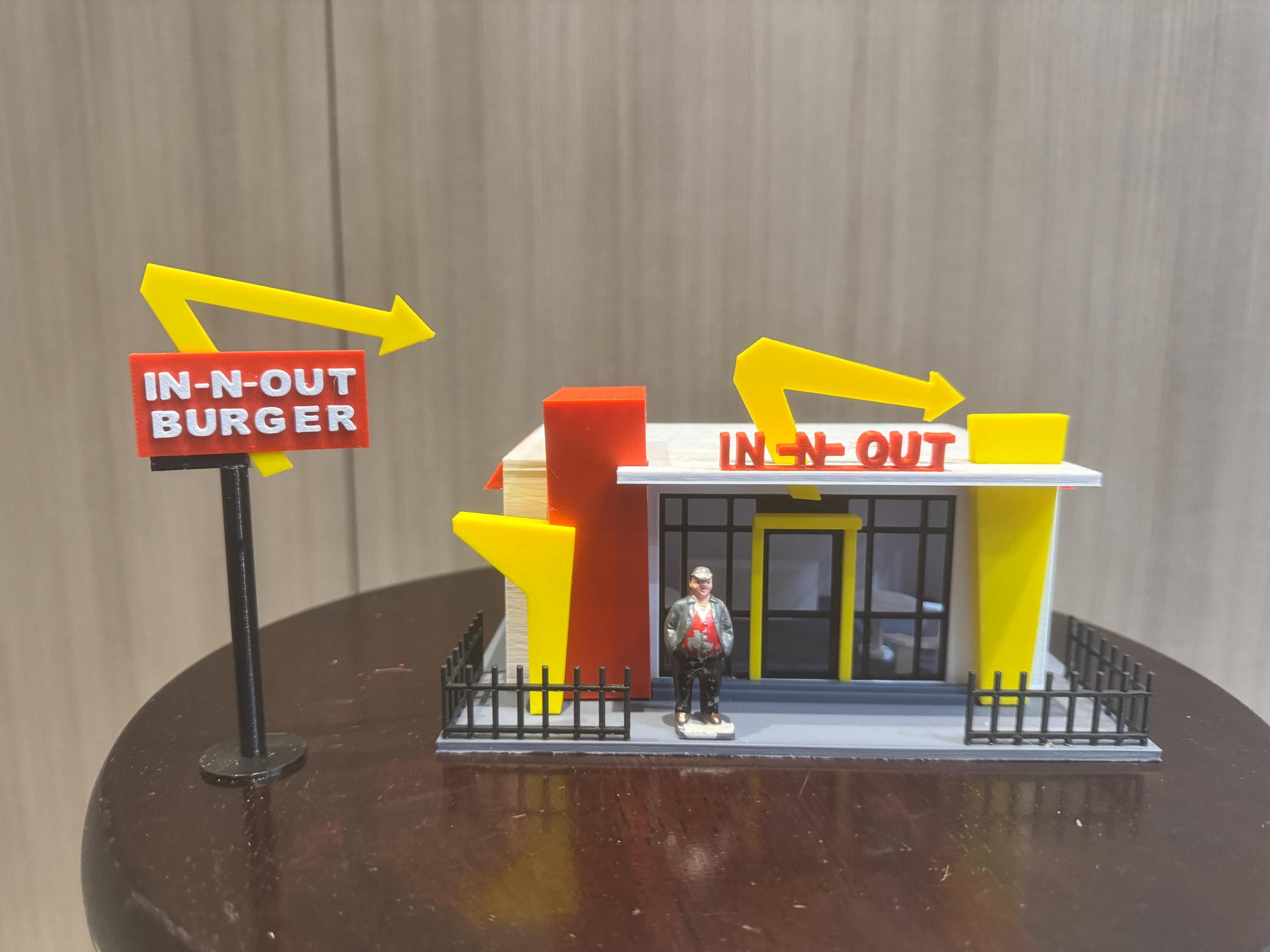 希少！　インアウトバーガー　コレクティブル　プレート　2018 デザインプレート Spring 2018 Catalog - In-N-Out Burger