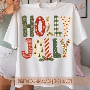 Puede incluir: Una camiseta blanca con el texto HOLLY JOLLY en letras grandes y decorativas. Cada letra muestra un patr&oacute;n festivo &uacute;nico, incluyendo ramas de pino, copos de nieve rojos, cuadros verdes, rayas rojas, lunares y &aacute;rboles de Navidad.