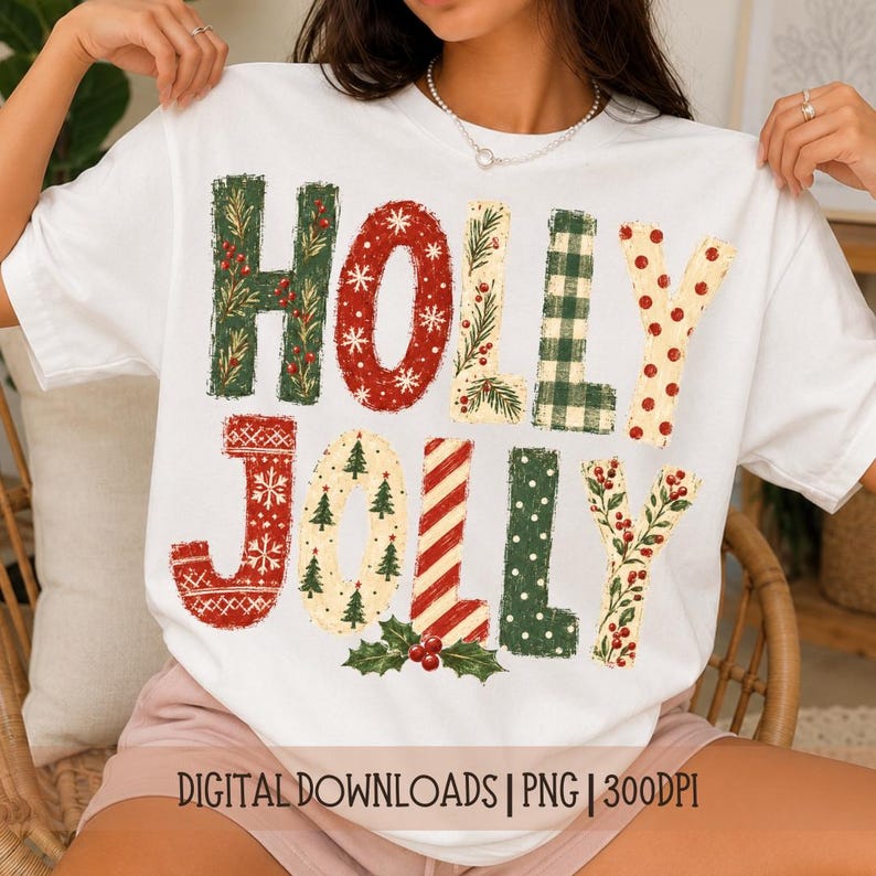Puede incluir: Una camiseta blanca de manga corta con el texto HOLLY JOLLY en letras grandes y decorativas. Cada letra muestra un patr&oacute;n navide&ntilde;o &uacute;nico, incluyendo ramas de pino, bayas rojas, copos de nieve, cuadros verdes, lunares y rayas.