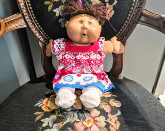 2005 Niña de Cabbage Patch. Cabello Castaño, Ojos Marrones