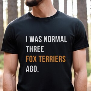 Yo era normal hace tres Fox Terriers Camiseta, Camiseta Fox Terrier, Regalo para papá perro, Camiseta para papá perro, Regalo para esposo, Regalo para él, Camiseta para amante de los perros, Camiseta para papá
