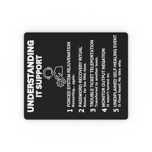 Könnte beinhalten: Ein schwarzer rechteckiger Aufkleber mit weißem Text und Grafiken. Der Text lautet "UNDERSTANDING IT SUPPORT" und listet gängige Schritte zur Fehlerbehebung im IT-Support auf, einschließlich "Forced System Rejuvenation" und "Unexplained Self-Healing Event".