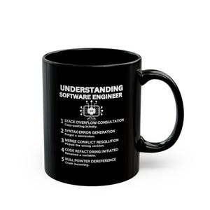 Könnte beinhalten: Schwarze Keramik-Tasse mit weißem Text über Software-Engineering-Probleme. Auf der Tasse steht "UNDERSTANDING SOFTWARE ENGINEER" und listet gängige Codierungsprobleme auf. Ein humorvolles Geschenk für Programmierer.