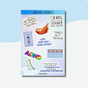 Könnte beinhalten: Ein Stickerbogen mit dem Titel ADHD VIBES, der verschiedene Motive zeigt, darunter ein Browserfenster mit Text, eine Chilischote, einen Lichtschalter, einen Dinosaurier und Textphrasen wie I'M NOT PROCRASTINATING, I'M DOING SIDE QUESTS und I HAVE SQUIRRELS.