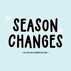 以下が含まれることがあります： 薄い青色の背景に、白い雪の結晶が散らばっている。 「SEASON CHANGES」というテキストが、黒色の丸みを帯びた手書きのフォントで書かれている。 「~ CUTE AND NEAT HANDWRITTEN FONT ~」というテキストが、黒色の小さなフォントで、メインテキストの下に書かれている。