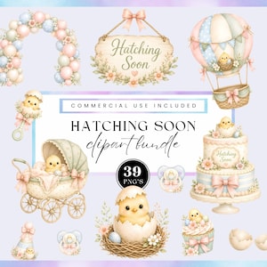 Op de afbeelding: Een digitale clipartset met kuikentjes, een luchtballon, een kinderwagen, een taart en een rammelaar in pastelkleuren. De tekst luidt Hatching Soon, Commercial Use Included en 39 PNGs. De illustraties bevatten bloemaccenten en strikjes.