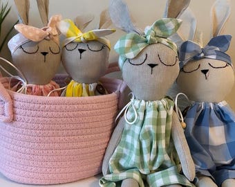 Conejito de lino hecho a mano: Conejo de peluche suave con vestido de tricolina - conejito